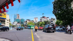 河内多条道路改造提升 为八月革命80周年和国庆庆典做准备。（图片来源：越通社）