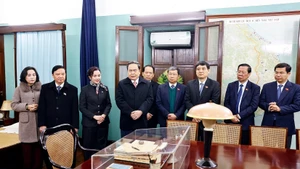 越南国会主席陈青敏在67号房上香缅怀胡志明主席。