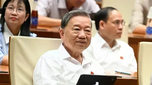 6月12日上午，苏林总书记出席第十五届国会第九次会议。