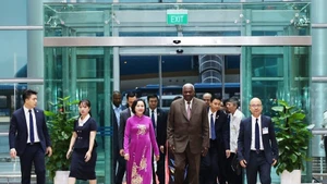 越南国会副主席阮氏青迎接古巴共和国全国人民政权代表大会主席兼国务委员会主席埃斯特万·拉索·埃尔南德访问越南。（图片来源：越通社）