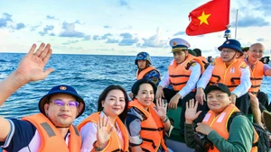 100位越南新闻工作者赴长沙群岛——一场意义之旅