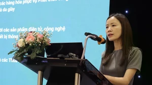 工贸部国外市场发展司黎氏梅英在研讨会上发表讲话。（图片来源：越通社）