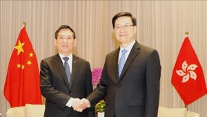 越南政府副总理胡德福和中国香港特别行政区长官李家超。（图片来源：越通社）