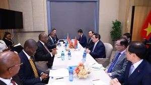 越南政府总理范明正在约翰内斯堡市会见南非总统西里尔·拉马福萨。