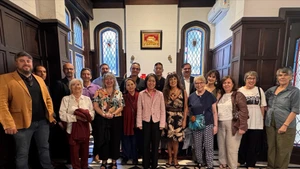 越南驻阿根廷大使吴明月与各位代表合影。