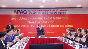 越南政府总理范明正与胡志明国家政治学院所属的公共行政与治理学院举行工作会谈。