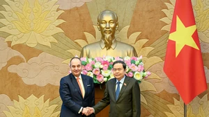 越南国会主席陈青敏会见希腊议会第一副议长普拉基奥塔基斯。（维灵 摄）