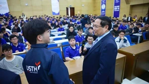 附图：政府总理范明正探访河内科技大学。