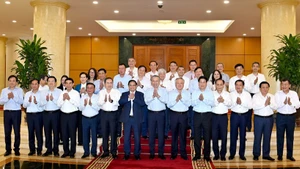 苏林总书记与政府党委常委委员合影。