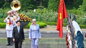 越南国家主席梁强主持隆重仪式 欢迎澳大利亚总督访越。