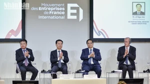 越南与法国企业论坛在巴黎法国雇主协会（MEDEF）总部举行。