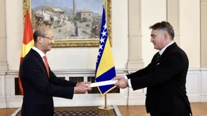 裴黎泰大使（左）递交国书。