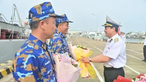 越南海军第二区司令阮文冠少将送花表扬09和17舰编队队员圆满完成任务。