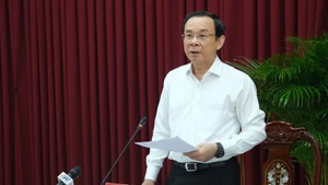 越共中央政治局委员、越共十四大文件起草小组常务委员阮文年。