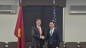 越南外交部副部长邓黄江与美国国务院代理助理国务卿弗利特·怀特共同主持对话。