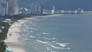 附图：岘港市美溪海滩。