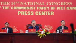 苏林总书记主持国际新闻发布会。