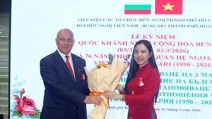 胡志明市各友好组织联合会主席何清向保加利亚驻越南大使帕夫林·托多罗夫送花。（图片来源：越通社）