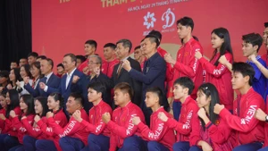 越南体育代表团第33届东南亚运动会官方制服正式亮相。