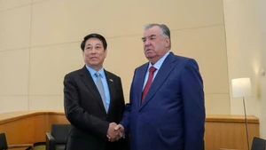 越南国家主席梁强会见塔吉克斯坦总统拉赫蒙。（图片来源：人民军队报）