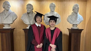 越德友谊医院整形外科医生杜氏玉玲（左）和108中央军医院面颅及整形外科中心副主任黎叶玲。（图片来源：越通社）