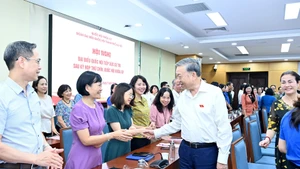 苏林总书记会见河内市选民。（登科 摄）