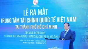 政府总理范明正在仪式上致辞。