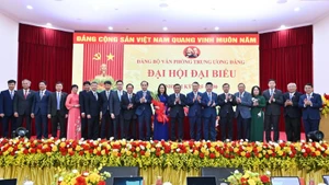 越共中央书记处常务书记陈锦秀送花祝贺2025-2030年任期越南共产党中央办公厅委员会。