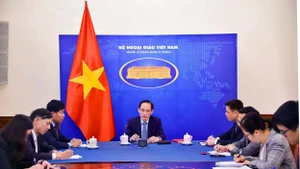 越南外交部长黎怀忠同菲律宾外交部长拉扎罗通电话。