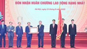越共中央总书记苏林向文化部门颁授一级劳动勋章。