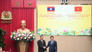 越南公安部长梁三光大将与老挝公安部长万通·贡马尼上将举行会谈。