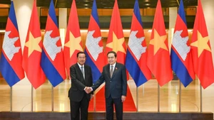 越南国会主席陈青敏与柬埔寨人民党。主席、参议院主席洪森握手。