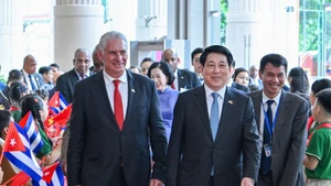 国家主席梁强同古共中央第一书记、国家主席出席越古建交65周年庆典