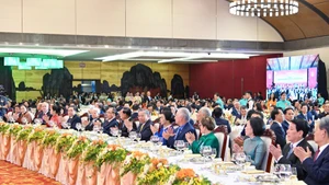 9月1日晚，越南党和国家领导人在国家会议中心隆重举行国庆招待会，庆祝越南社会主义共和国成立80周年。（幸源 摄）