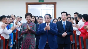 越南政府总理范明正和政府副总理梅文正一同出席越共越通社机关第二十七次代表大会。（图片来源：越通社）