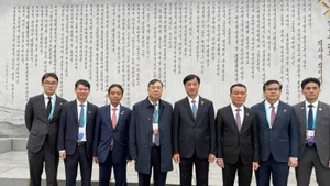 越共中央检查委员会主任阮维玉参观朝鲜劳动党建党史迹馆。