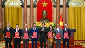 越南国家主席梁强同越南驻外大使和首席代表合影。（水源 摄）
