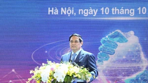 越南政府总理范明正在河内出席2025年越南私营经济全景（ViPEL）会议。