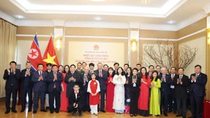 越共中央总书记苏林一行与越南驻朝鲜大使馆工作人员合影。