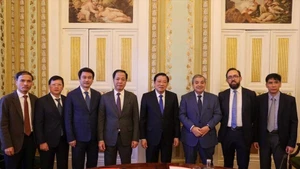 越南共产党代表团与葡萄牙检察院举行工作会谈。