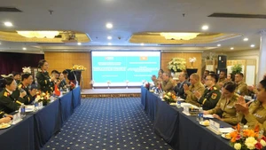 越南人民军青年军官与古巴革命武装力量青年军官的交流座谈活动场景。（图片来源：qdnd.vn）