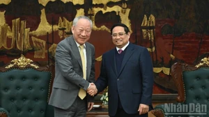 越南政府总理范明正会见中国太平洋建设集团创始人严介和。（陈海 摄）