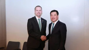 越南工贸部部长、越方首席谈判代表阮鸿延与美国贸易代表、美方首席谈判代表贾米森·格里尔。