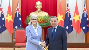 越共中央总书记苏林同澳大利亚总督萨曼莎·莫斯廷握手。