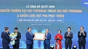 越南政府总理范明正授予有关将“菲尼卡（Phenikaa）大学学院”升格为“菲尼卡大学”的决定书。