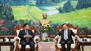 阮志勇副总理礼节性拜会老挝人民革命党中央总书记、国家主席通伦·西苏里。（图片来源：越通社）