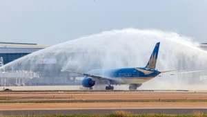 12月15日15时58分钟，一架编号为VN 5001的波音787客机安全降落在隆城国际机场。