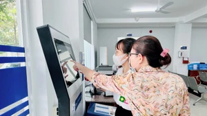 民众在线办理行政手续。