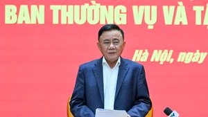 越共中央政治局委员、中央书记处常务书记、中央党机关党委书记陈锦秀主持会议。（维灵 摄）