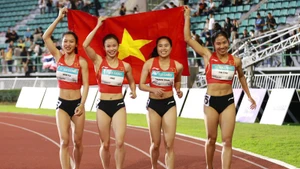女子4x100米接力赛，冯氏慧、黎氏锦绣、轲青竹、何氏秋摘得银牌。